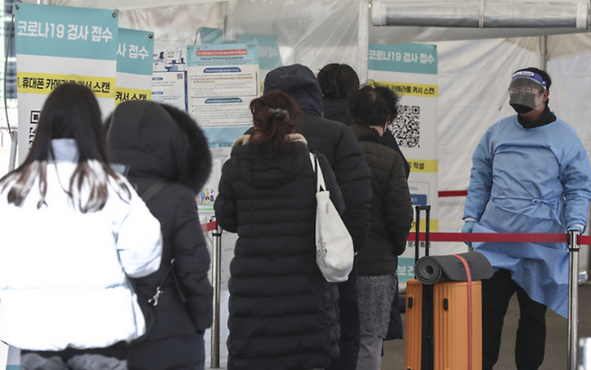 서울역 임시선별검사소에서 시민들이 검사를 받기위해 기다리고 있다.ⓒ뉴시스