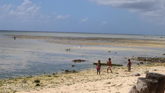 지난 9일 키리바시 타라와 섬 베티오의 레이버라인 커뮤니티 해변. 거센 파도와 높아진 해수면 탓에 모래는 줄고 쓰레기와 자갈만 늘었다. 베티오(키리바시)=장수현 기자