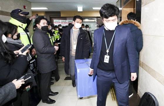 경찰이 지난 19일 서울 영등포구 민주노총 건설노조 서울경기북부지부에서 건설현장 불법행위와 관련한 압수수색을 마치고 압수품을 들고 나오고 있다. 뉴스1