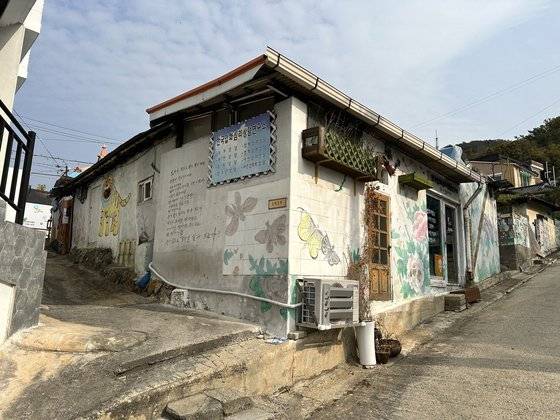 청주미래유산 ‘수암골’은 우암산 아래 피란민 마을이 벽화마을로 조성돼 드라마와 영화 촬영지로 각광받고 있다.