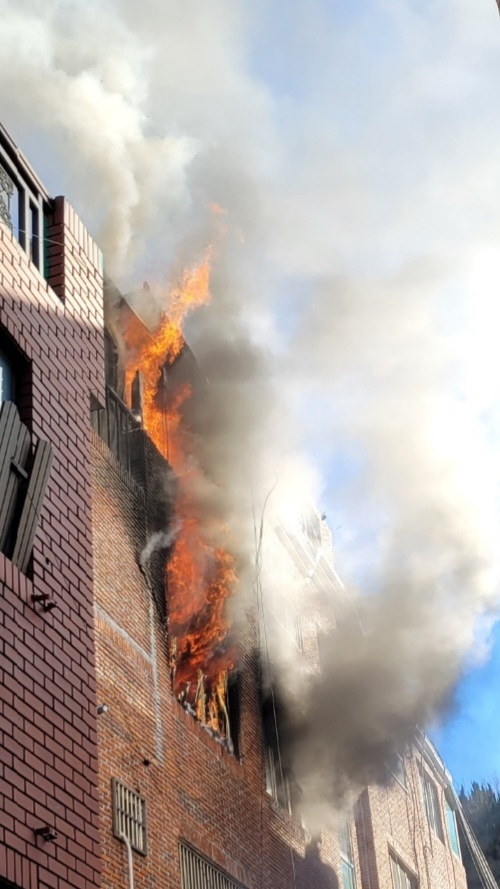 오늘 오후 3시 7분쯤 부산의 한 다세대주택에서 불이 났다./ 사진 = 부산경찰청 제공