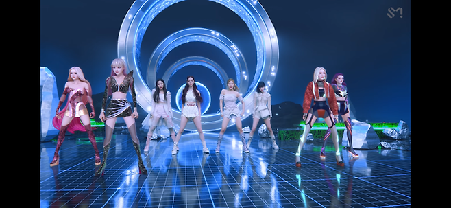 2021년 발표곡 ‘새비지’(Savage)에서 아바타와 함께 춤추고 있는 에스파. <사진제공=SM엔터테인먼트>