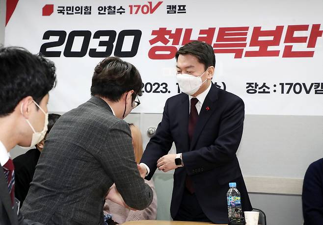 안철수 국민의힘 의원(오른쪽)이 25일 서울 여의도 170V 캠프 대회의실에서 열린 2030 청년특보단 미팅에서 참석자들과 인사하고 있다. 【사진공동취재단】