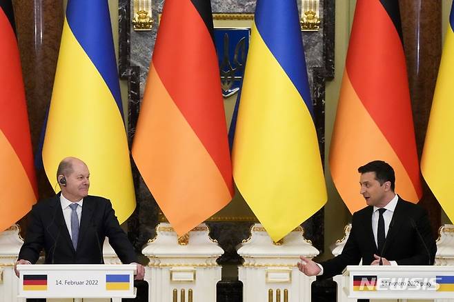 [키예프=AP/뉴시스] 올라프 숄츠 독일 총리(왼쪽)와 볼로디미르 젤렌스키우크라이나 대통령이 지난해 2월14일(현지시간) 우크라이나 키이우 마린스키 궁에서 회담 후 공동 기자회견을 하고 있다.