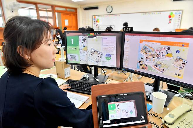 코로나 19 팬데믹은 교육 현장에 디지털화를 가속화 시켰다. 사진은 용산초 온라인 수업 현장 모습.