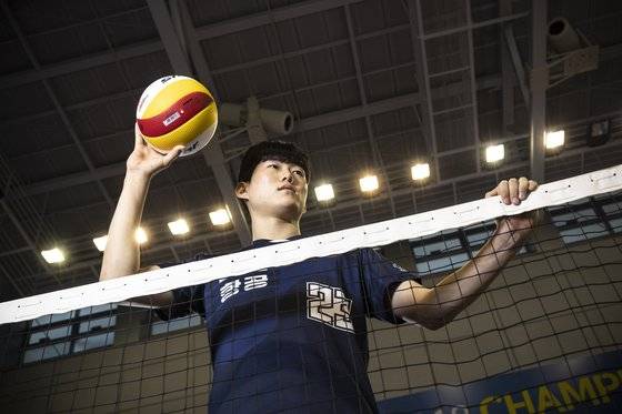 프로배구 대한항공의 선두 질주를 이끄는 ‘스무살 괴물’ 김민재. 고졸 프로 2년 차 미들블로커인 그는 어린 나이에 선배들을 제치고 당당히 주전을 차지한 것은 물론 속공, 블로킹 등 개인 기록에서도 리그 상위권에 올라 있다. 김현동 기자