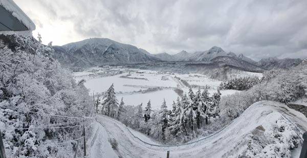 전망대에서 바라본 나리분지 전경. 경북 울릉도에서 유일한 평지인 나리분지는 화산폭발로 생긴 분화구에 개척민이 자리 잡은 마을이다. 울릉도 중에서도 눈이 가장 많이 내려 설국 여행이 가능하다. 새영남여행사 제공