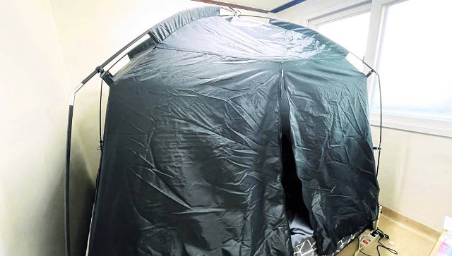 치솟는 난방비 부담 때문에 침대 위에 난방 텐트를 설치한 모습. 독자 제공