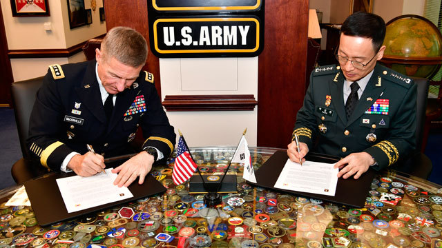 박정환 육군참모총장(오른쪽)과 제임스 매컨빌 미 육군참모총장이 26일 워싱턴DC 미 육군부에서 '한미 전략비전서'에 서명하고 있다.(육군 제공)