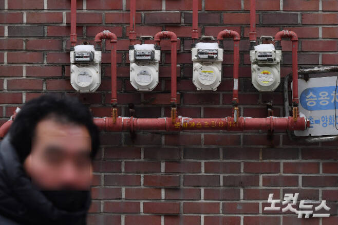 가스비 인상에 따른 난방비 폭등 문제가 이어지고 있는 가운데 26일 오후 서울 시내 한 주택가에 가스계량기가 설치돼 있다. 류영주 기자