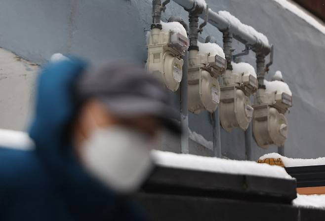 지난 26일 서울 용산구 한 주택의 가스계량기에 눈이 쌓여 있다. (사진=연합뉴스)