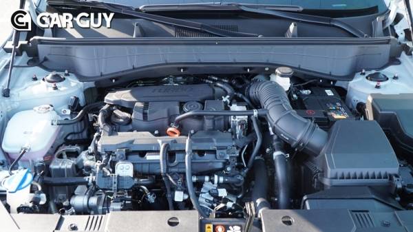 보닛을 열면 엔진은 누드 상태다. 뷰티피케이션은 전혀 찾아볼 수 없다. 저렴한 소형 SUV임을 그대로 입증한다.