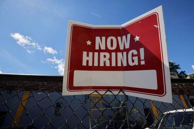 미국 매사추세츠주 소머빌의 한 가게 앞에 '사람 구함'이라는 안내문이 붙어 있다. 미국 실업률은 사상 최저였던 코로나 직전과 비슷한 3.5%를 기록 중이다. /로이터 뉴스1