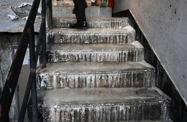 27일 서울 용산구 동자동의 한 쪽방 건물 계단이 얼어붙어 있다. 고영권 기자