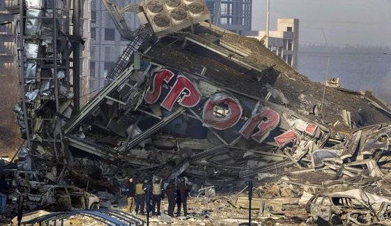 우크라이나 수도 키이우 도심의 쇼핑센터가 20일(현지시각) 밤 러시아군의 포격으로 붕괴됐다. 21일 관계자들이 피해상황을 파악하고 있다. AP=연합뉴스