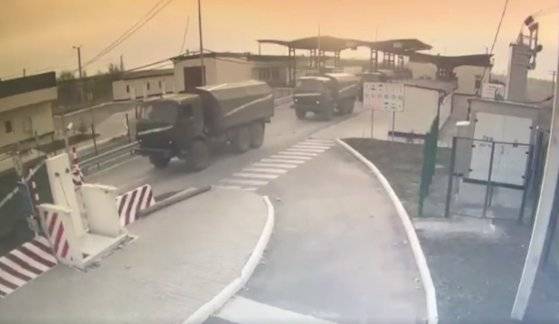 24일 새벽 크림반도를 통해 우크라이나에 침공하고 있는 러시아군 모습. 우크라이나 국경수비대 페이스북 영상 캡처