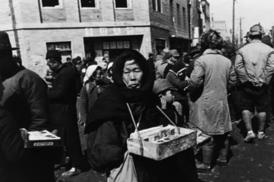 1945년 늦가을, 거리의 담배팔이로 나선 일본교민. [사진 김명호]