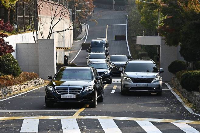 [서울=뉴시스] 서초동 사저에서 한남동 대통령 관저로 이사를 마친 윤석열 대통령이 8일 오전 서울 용산구 한남동 관저에서 차량을 이용해 외부 비공개 일정으로 향하고 있다. (사진=대통령실 제공) 2022.11.08. *재판매 및 DB 금지