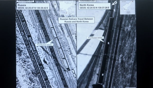 지난 20일(현지 시각) 백악관이 공개한 러시아와 북한의 철도를 찍은 위성사진. 왼쪽 사진의 열차가 2022년 11월18일 러시아를 출발해 다음날 오른쪽 사진과 같이 북한에 도착해 무기를 싣고 다시 러시아로 향하는 모습이 담겼다. 로이터 연합뉴스