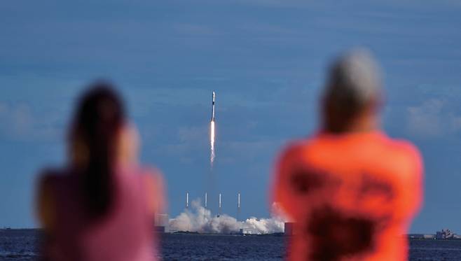 일론 머스크의 스페이스X가 저궤도 위성통신 서비스 '스타링크'를 국내에 출시할 예정이어서 주목된다. 사진은 위성을 싣고 미국 플로리다주 발사장을 떠나는 팰컨9 로켓 ⓒAP 연합