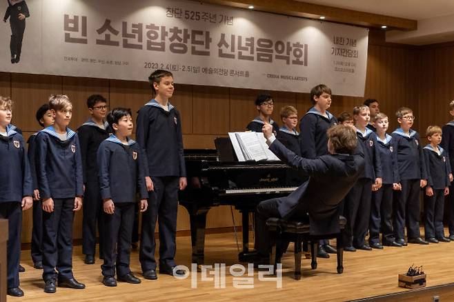 빈 소년합창단이 지난 26일 서울 서초구 코스모스아트홀에서 열린 기자간담회에서 노래를 부르고 있다. (사진=크레디아)