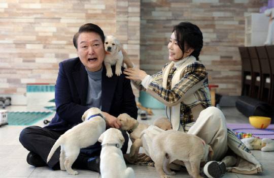 지난달 24일 윤석열 대통령과 부인 김건희 여사가 경기도 용인 삼성화재 안내견 학교에서 은퇴 안내견 새롬이와 함께 기념촬영하고 있다. <연합뉴스>