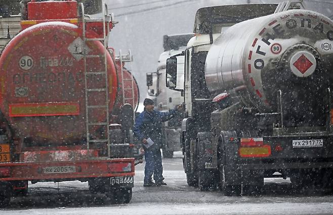 지난해 12월 러시아 에너지기업 가스프롬네프트 앞에 연료탱크를 실은 차량들이 줄지어 서 있다. EPA 연합뉴스