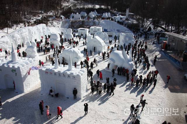 ▲ 태백산과 황지연못 광장 등 태백일원에서 열린 ‘제30회 태백산 눈축제’가 주말과 휴일 20만 여명의 구름인파를 모으며 원조 겨울축제의 귀환을 알렸다.