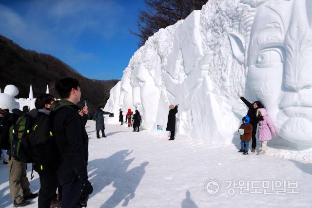 ▲ 태백산과 황지연못 광장 등 태백일원에서 열린 ‘제30회 태백산 눈축제’가 주말과 휴일 20만 여명의 구름인파를 모으며 원조 겨울축제의 귀환을 알렸다.