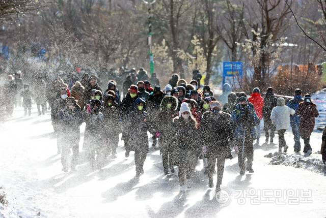 ▲ 태백산과 황지연못 광장 등 태백일원에서 열린 ‘제30회 태백산 눈축제’가 주말과 휴일 20만 여명의 구름인파를 모으며 원조 겨울축제의 귀환을 알렸다.
