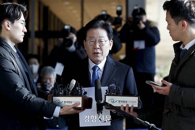 ‘대장동·위례 개발특혜’ 의혹을 받고 있는 이재명 더불어민주당 대표가 28일 서울 서초동 서울중앙지검으로 출석하며 포토라인에 서서 발언하고 있다. 문재원 기자