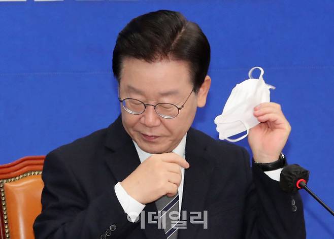 이재명 더불어민주당 대표가 30일 서울 여의도 국회에서 열린 ‘더불어민주당, 최고위원회의’에서 모두발언을 하기 위해 마스크를 벗고 있다.(사진=방인권 기자)
