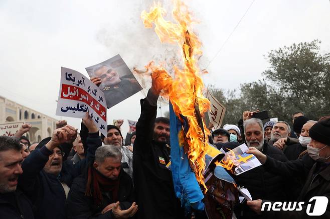 이란 테헤란에서 27일(현지시간) 스웨덴에서 발생한 반(反)튀르키예 코란 소각 시위에 대한 맞불 조처로 스웨덴 국기를 태우고 있다. 23.01.27 ⓒ 로이터=뉴스1 ⓒ News1 김예슬 기자