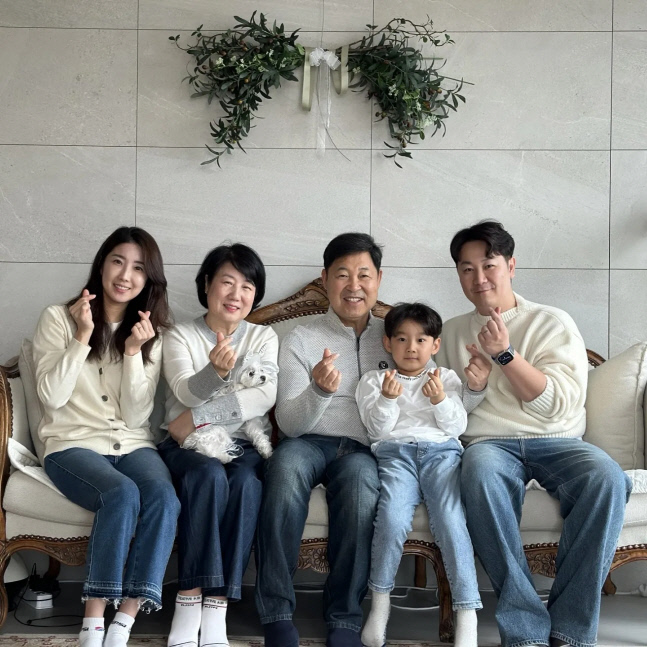 이만수 전 SK 감독(가운데)과 가족들. 사진제공 | 헐크파운데이션