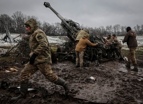 우크라이나 포병이 미군으로부터 지원받은 M777 견인 곡사포로 러시아군을 공격하고 있다. / 사진=로이터연합뉴스