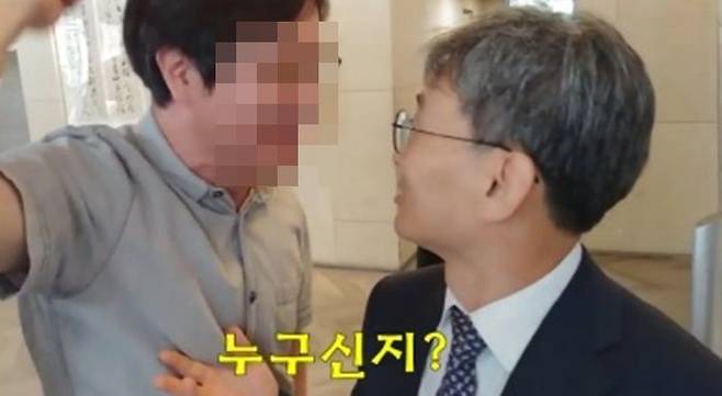 2017년 김광동 이사 얼굴 가까이 다가와 "물러나라"를 외치는 MBC언론노조.ⓒMBC노동조합(제3노조) 공개 영상 캡처.
