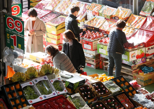 1월 16일 광주 서구 매월동 서부농수산물시장에서 시민들이 선물용 과일을 살펴보고 있다. <연합뉴스>