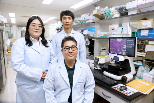 한국생명공학연구원은 이무승 박사(가운데) 연구팀이 미세먼지 속 병원성 미생물이 호흡기 손상 위험을 높이는 사실을 규명했다. 



생명연 제공