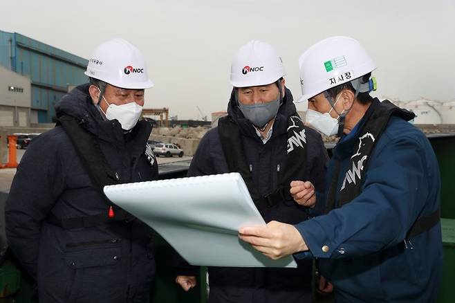 한국석유공사 김동섭 사장(가운데)이 지난 26일 울산비축기지를 찾아 해상 입출하 시설을 점검하고 있다. 한국석유공사 제공