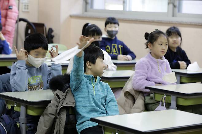 실내 마스크 의무 착용이 해제된 30일 오전 서울 광진구 광장동 광장초등학교에서 마스크를 착용한 학생들과 안 쓴 학생들이 한반에서 같이 수업을 하고 있다. 김명진 기자 .littleprince@hani.co.kr