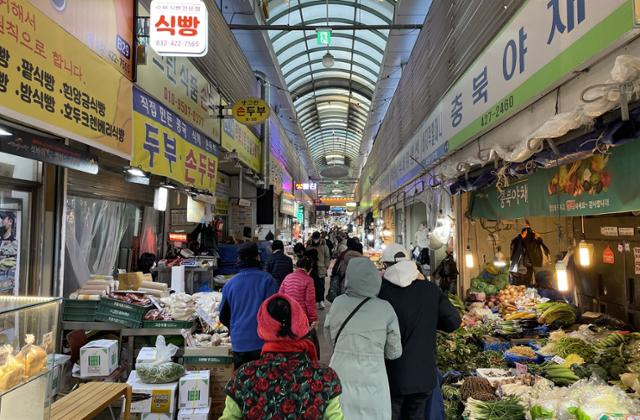 지난 16일 인천 미추홀구 석바위시장 모습. 이환직 기자