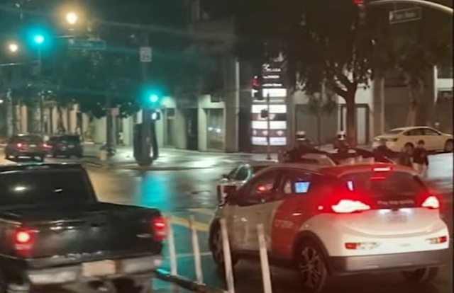지난달 크루즈 로보택시가 미국 캘리포니아 샌프란시스코의 한 도로 위에서 신호등이 초록불로 바뀌었음에도 움직이지 않고 멈춰서 있다. ABC7 뉴스 영상 캡처