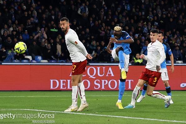 빅터 오시멘(가운데)의 득점 장면.(사진=게티이미지)