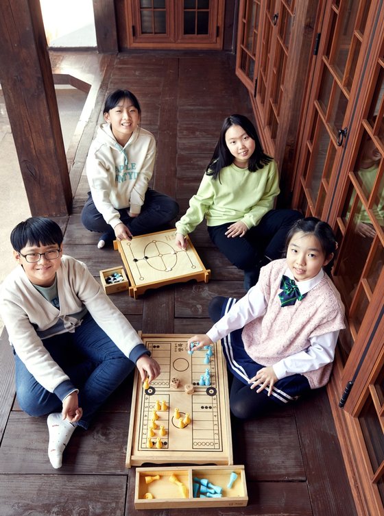 서연우·홍예원·나예현 학생기자와 문시윤 학생모델(왼쪽부터)이 추운 겨울 실내에서도 재미있게 할 수 있는 전통 놀이에 대해 알아봤다.
