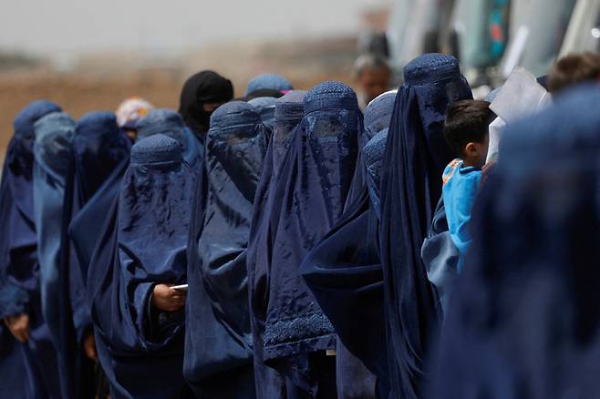 2022년 7월 아프가니스탄 카불에서 실향민들을 위한 현금 지원을 받기 위해 아프간 여성들이 서 있다. 로이터 연합뉴스