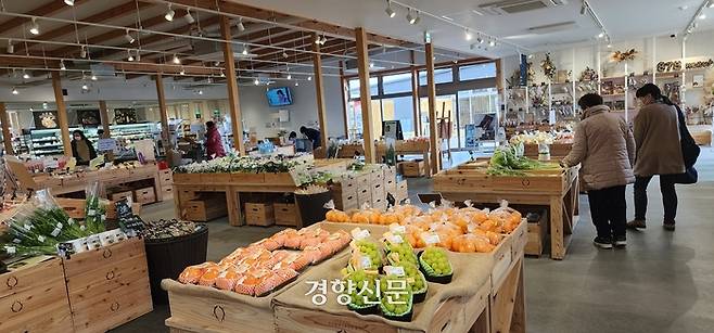 동일본대지진 당시 거대 쓰나미로 피해를 입은 센다이시 해안지역 아쿠아이그니스 안에 있는 농산물판매장에서 지역 농민들이 재배한 신선한 농산물을 판매하고 있다. 윤희일 선임기자