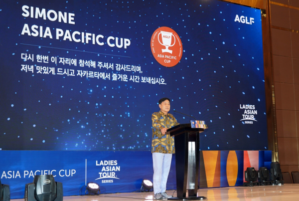 지난 8월에 인도네시아 자카르타에서 열렸던 AGLF대회 시몬느 아시아퍼시픽컵 시상식에서 김정태 회장이 환영사를 하고 있다. AGLF 제공