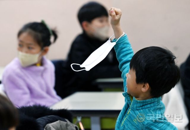 30일 서울 광진구 광장초등학교에서 한 학생이 마스크 벗고 있다.