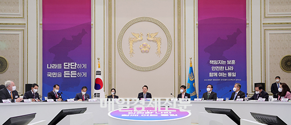 Government meeting on Friday with the Ministry of Interior, the Ministry of Unification, the Ministry of Patriots and Veterans Affairs and the Ministry of Personnel Management [Photo by Lee Seung-hwan]