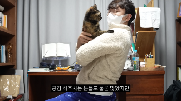 길고양이 TNR(중성화 수술 후 방사)이 개체 수 감소에 효과가 없다고 주장한 새덕후는 자신도 길고양이를 기르고 있는 ‘10년차 집사’라고 밝혔다. 새덕후 유튜브 캡처